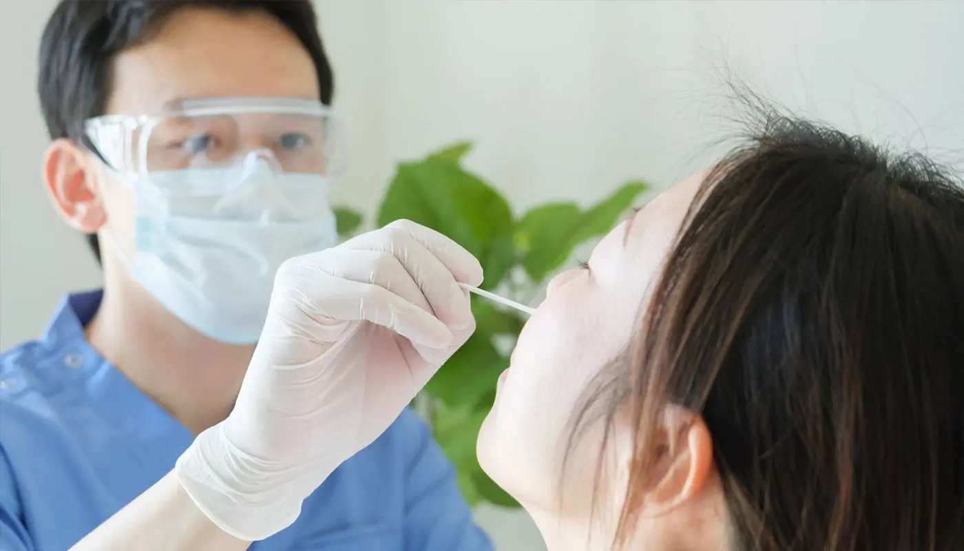 Speedoc doctor assist patient doing swab test at home